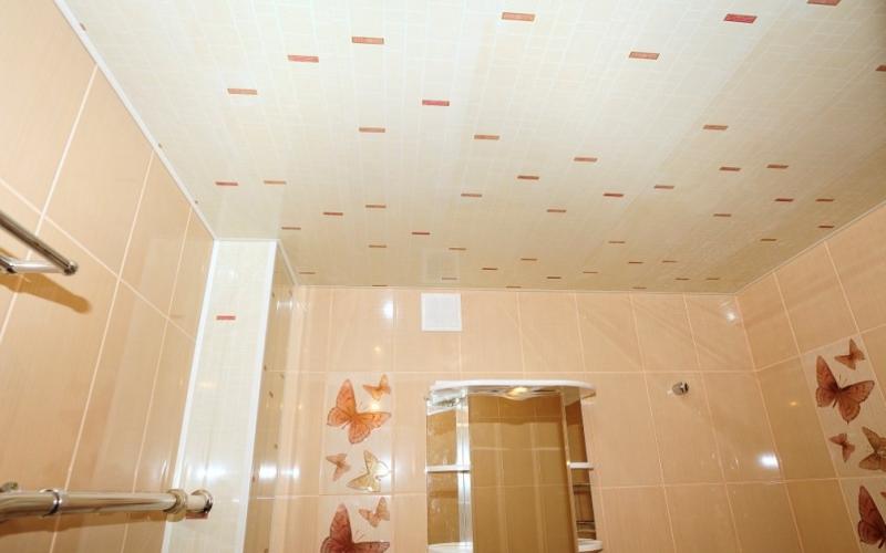 Dekoracja sufitu w łazience: wybór materiału
