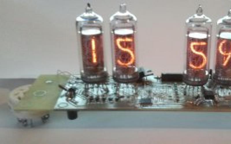Schéma zapojení elektronických hodin na bázi pic16f628a - zařízení na bázi mikrokontrolérů - radio-bes - elektronika pro domácnost Hodiny na bázi mikrokontroléru pic16f628a se společnou katodou
