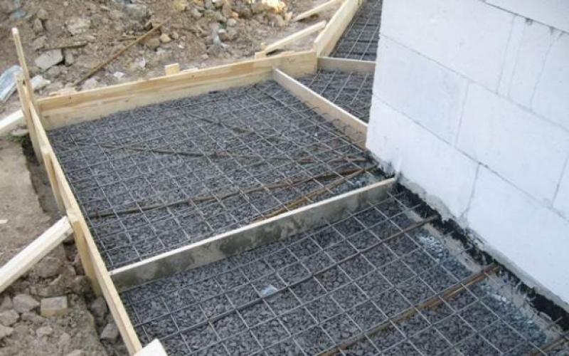 Jak pokládat dlažební desky na betonový podklad Pokládání dlažebních desek na betonový podklad